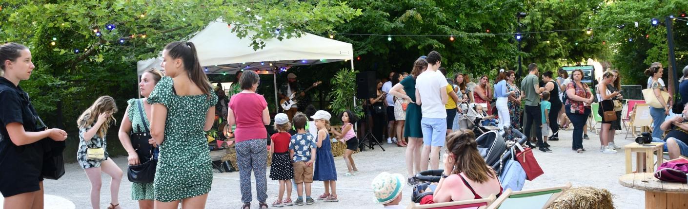 Groupe de personnes devant un concert lors d'une soirée d'été au Zoo 2022