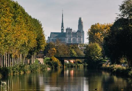 La Cathédrale Notre-Dame d'Amiens depuis le chemin de Halage