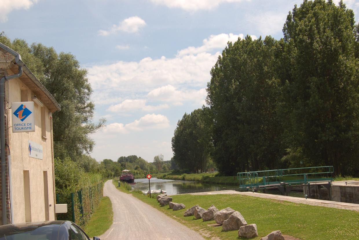 Maison éclusière d'Ailly-sur-Somme au bord du canal de la Somme