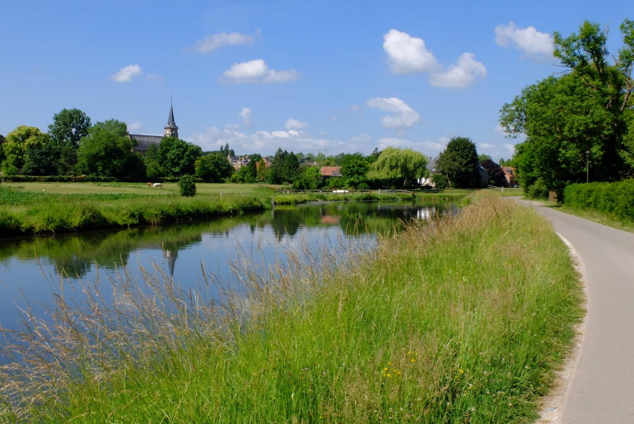 Chemin de halage, vue sur le canal