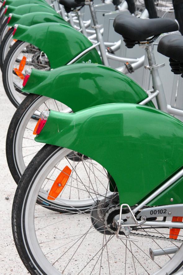 Zoom sur les vélos verts de l'agence VELAM