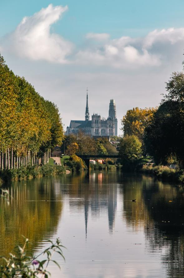 La Cathédrale Notre-Dame d'Amiens depuis le chemin de Halage