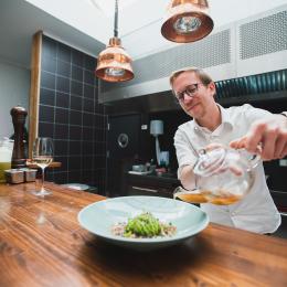 Le Chef Stéphane Bruyer dans la cuisine de son restaurant Ail des Ours